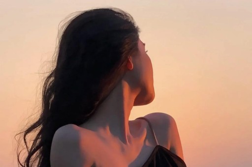 炸裂！司晓迪凌晨甩黑色吊带美照评论区从吃瓜到吐槽吵翻了天