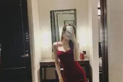 南通网友爆料：一车辆四脚朝天！围着一堆吃瓜群众……